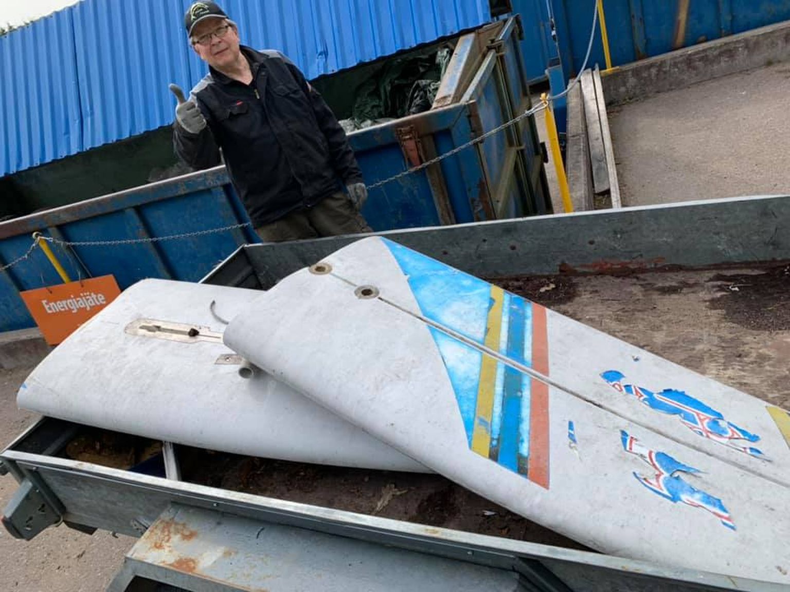 Harri Paronen taaskohtus oma 40 aastat tagasi müüdud purjelauaga jäätmejaamas