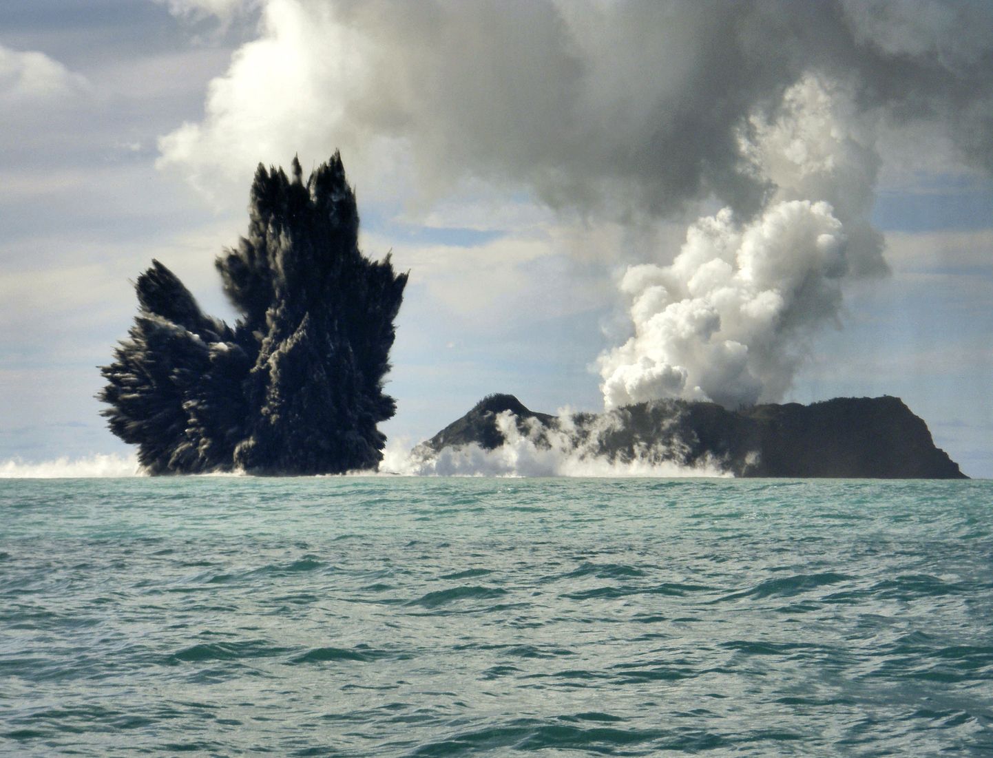 Eile hakkas Tonga lähedal purskama veealune vulkaan.