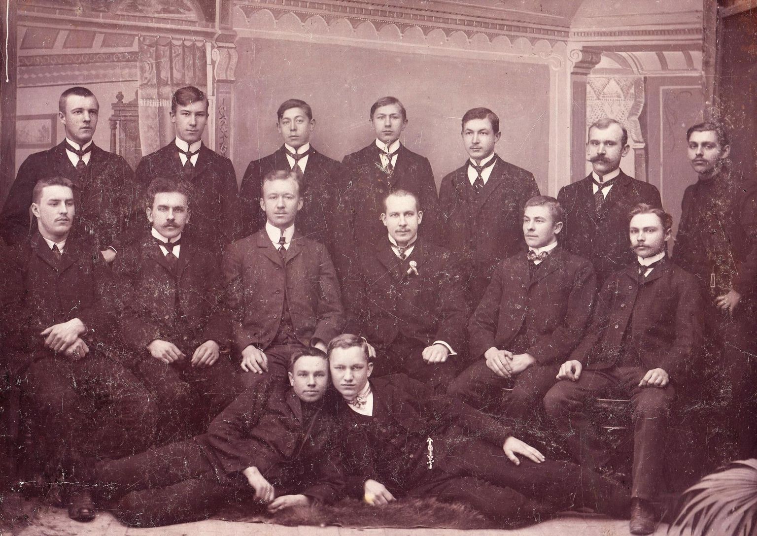 Rammula liikmed: (külili): Jakob Kuller ja Ernst Silla, (2. reas) August Magnus, Jaan Klaasen, Aleksander Jäärits, Juhan Wakermann, Oskar Hendrikson, Juhan Tilve, (3. reas) Theodor Wakermann, Georg Tomingas, Aleksander Tarlap, Juhan Jann, Aleksander Blumfeldt, Juhan Nurm, Heinrich Tilk.