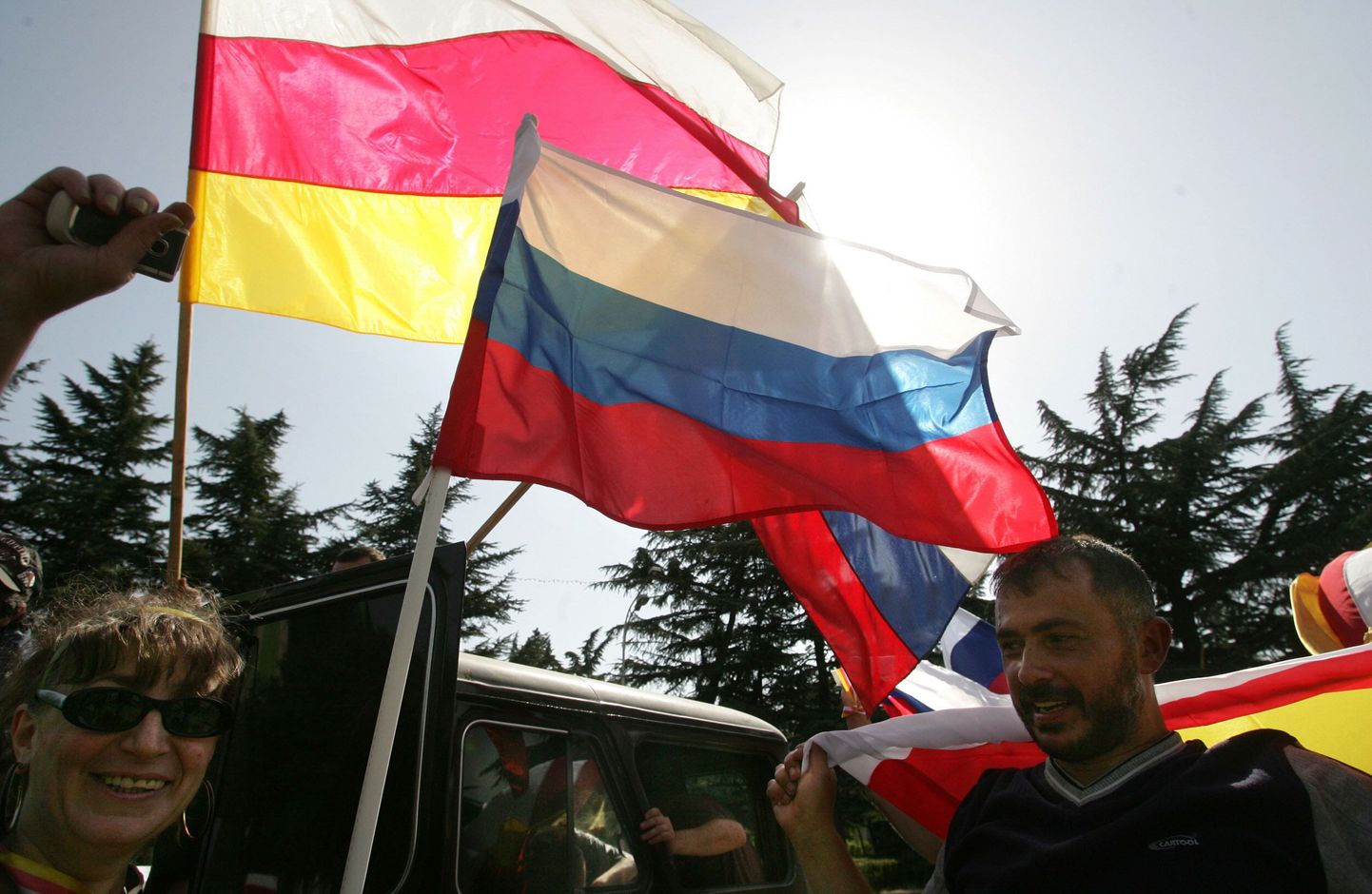 Pidutsevad osseedid Lõuna-Osseetia ja Venemaa lippudega Tshinvalis.
