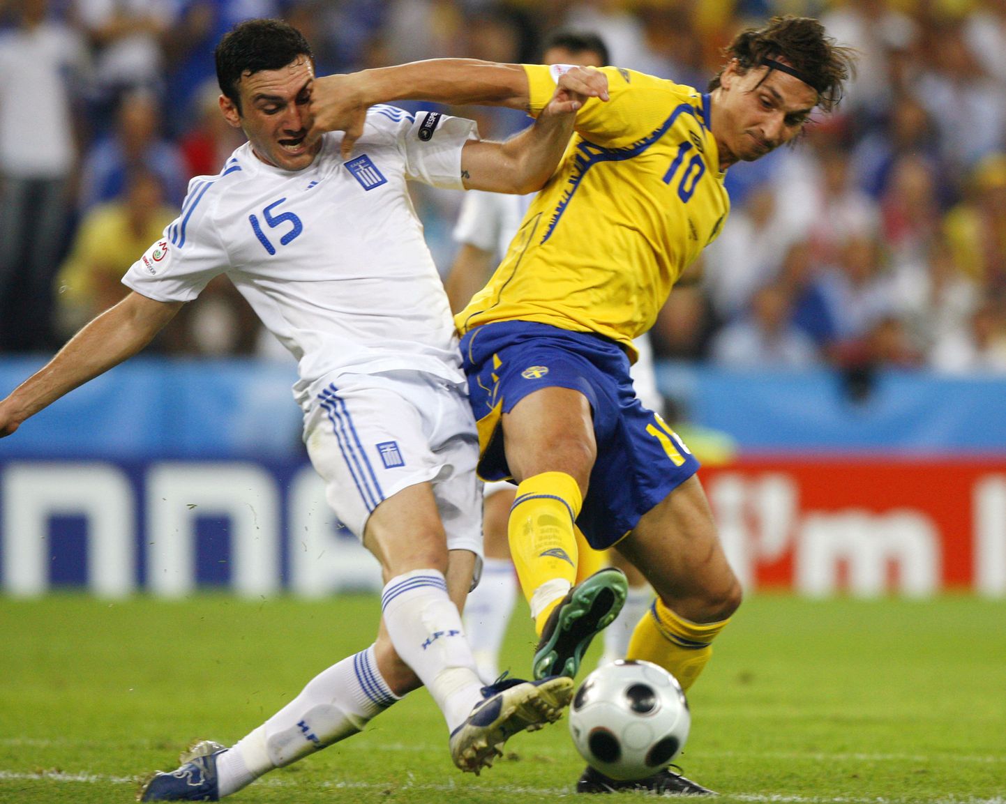 Rootsi ründaja Zlatan Ibrahimovic ja Kreeka kaitsja Vassilis Torosidis