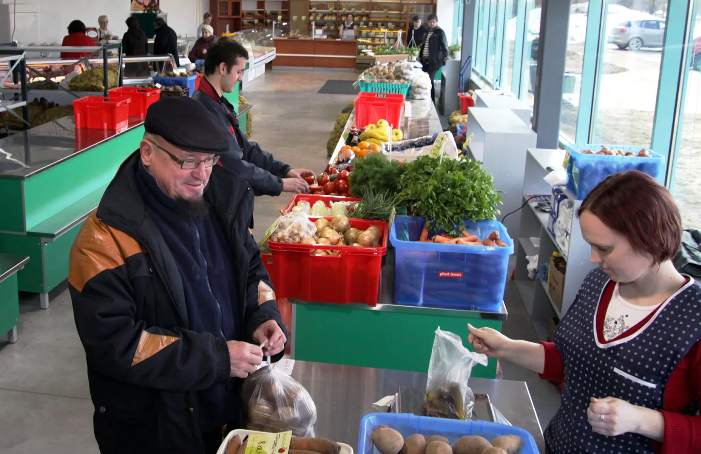 Raeküla turul saab osta eestimaiseid pagari-, piima- ja lihatooteid, mett, köögivilju, kala ja istikuid.
