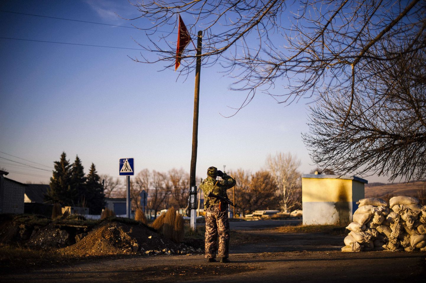 Venemeelne separatist uurib binokliga Ukraina armee positsioone Frunze külas lähistel.