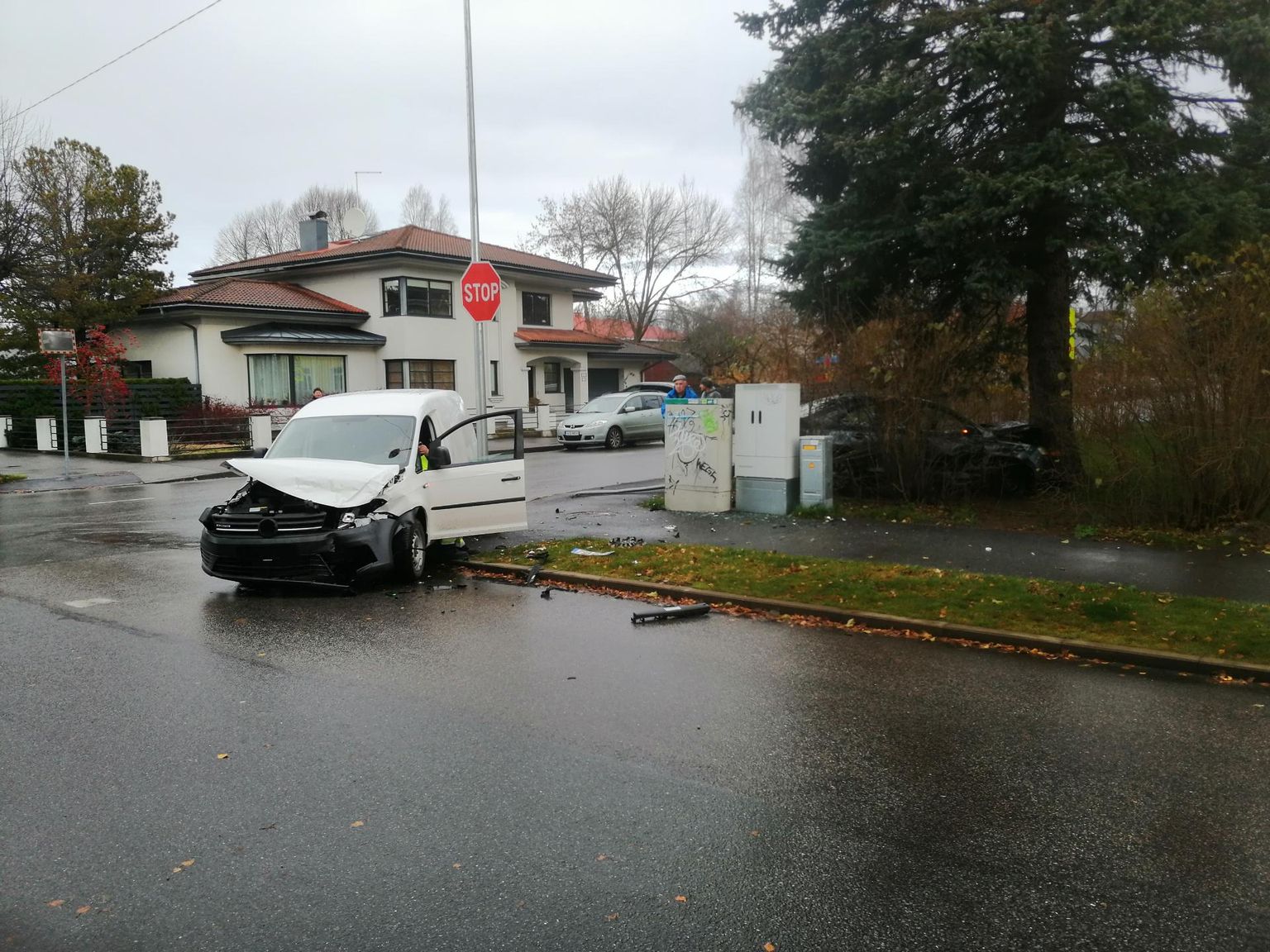 Pärnus Aia ja Karusselli tänava ristmikul põrkasid kokku Škoda ja Volkswageni sõiduauto.