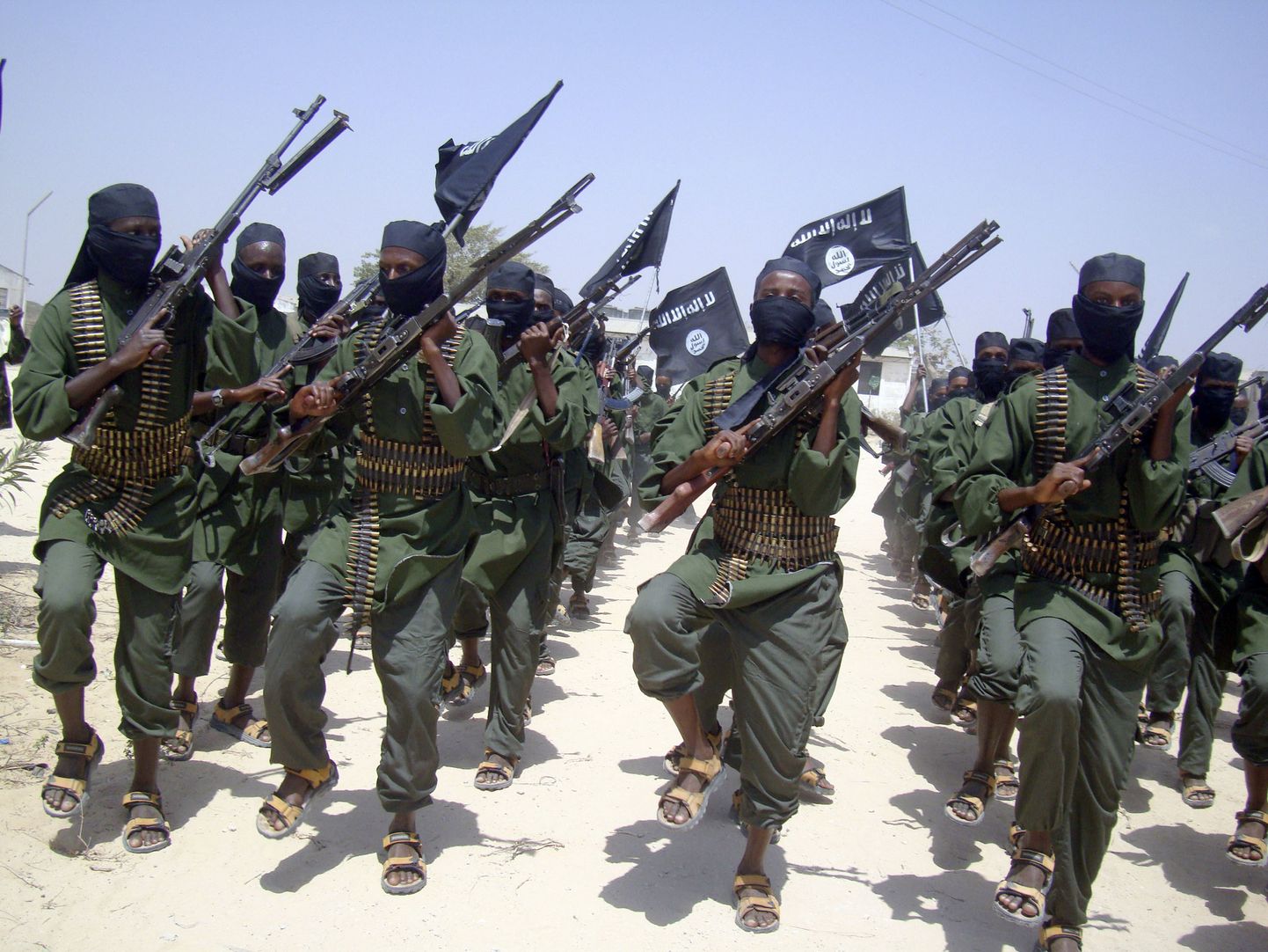 Al-Shabaabi võitlejad marssimas Mogadishus, Somaalias.