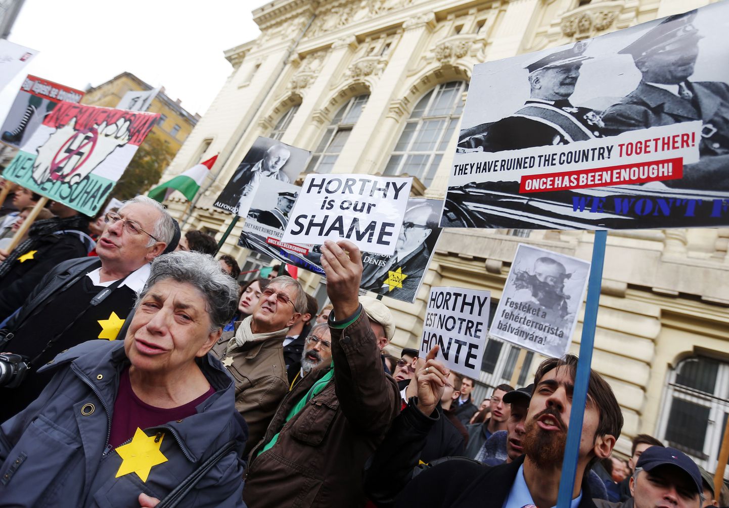 Protestijad avaldamas meelt novembris Budapestis avatud Miklós Horthy kuju vastu.