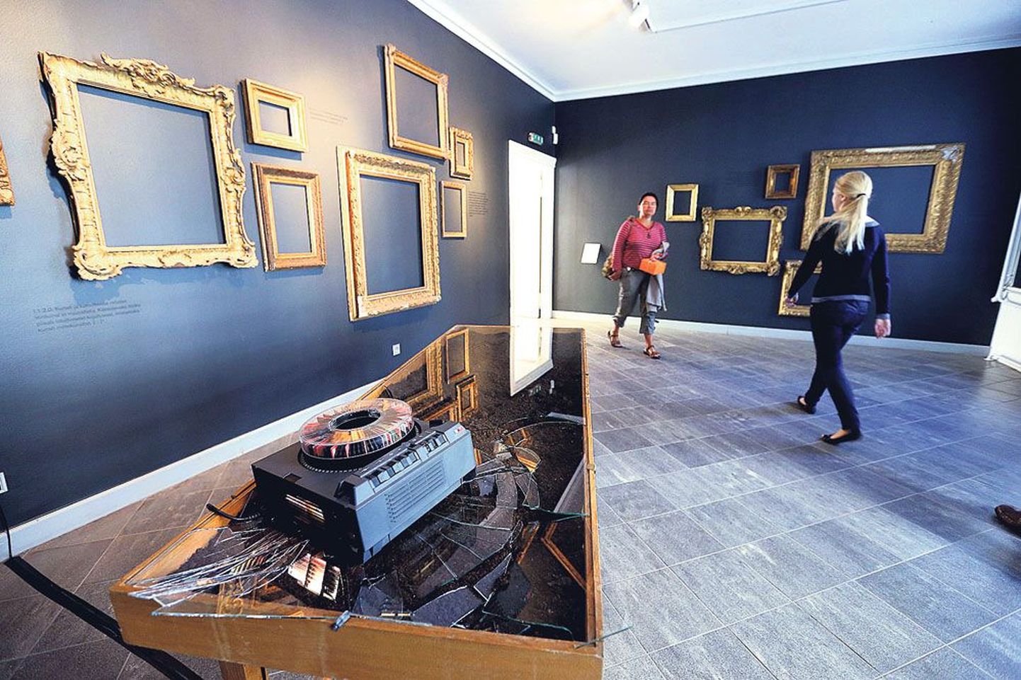 Näituse külastajad on jõudnud viltuse maja alumisel korrusel tuppa, mille seintel on kunstnik Dénes Farkase poolt kasutusele võetud Tartu kunstimuuseumi vanad tühjad pildiraamid. Möödunud aastal esindas Dénes Farkas Eestit Veneetsia biennaalil.
