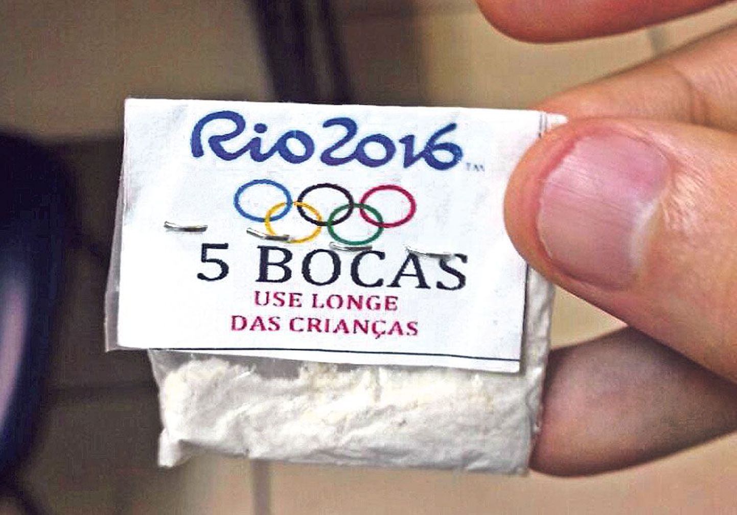 Наркоторговцы из Рио-де-Жанейро, видимо, ничего не слышали о правиле № 40, поскольку пользуются официальным логотипом ОИ и изображением олимпийских колец.