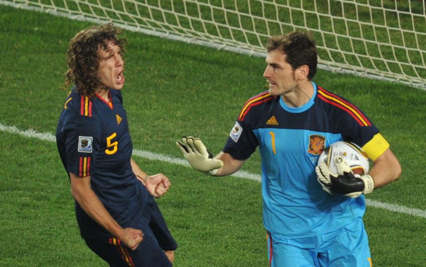 Hispaania koondise väravavaht Iker Casillas (paremal) ja kaitsja Carles Puyol.
