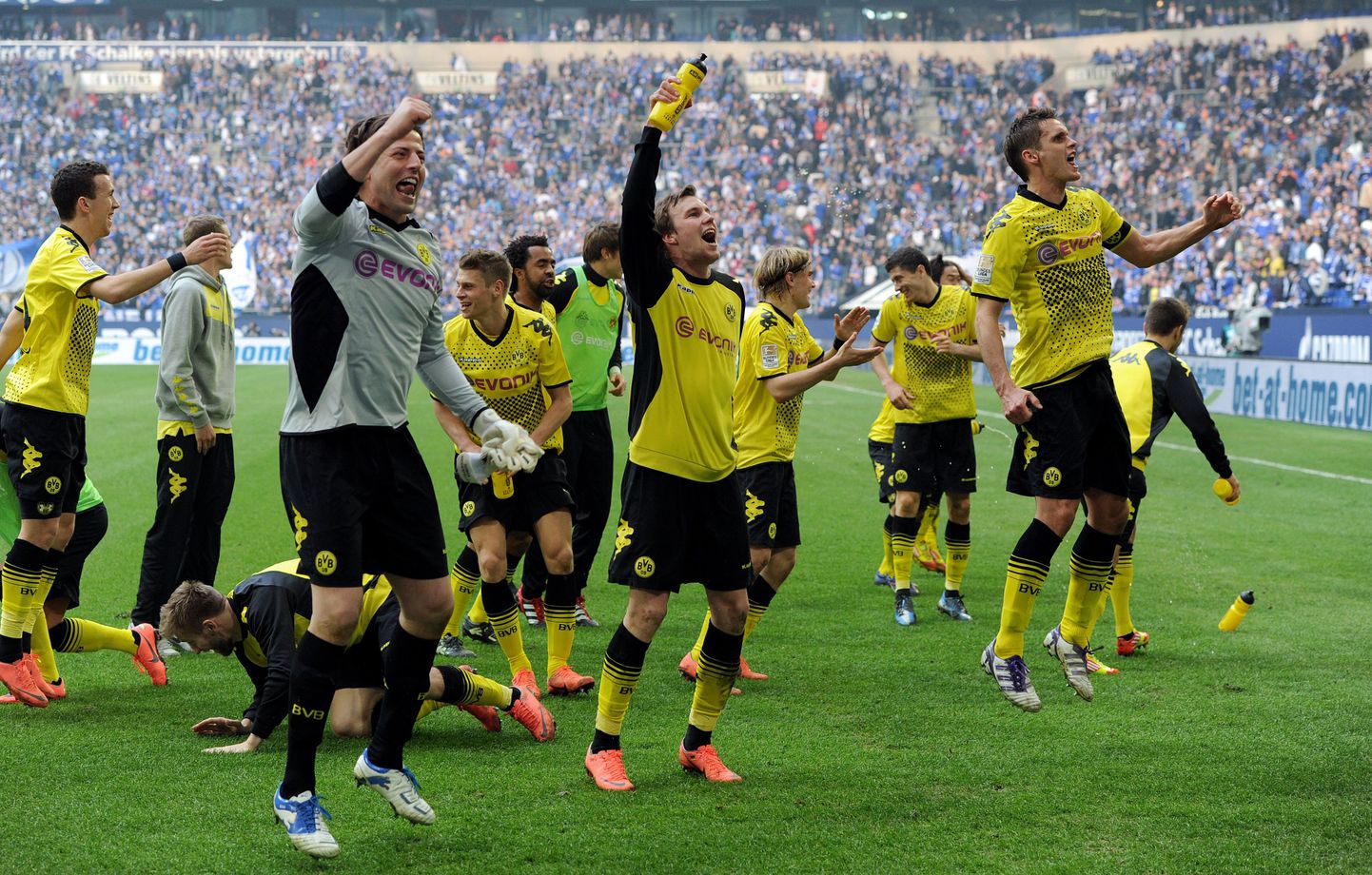 Dortmundi mängijad tähistavad üliolulist võitu rivaali Schalke üle