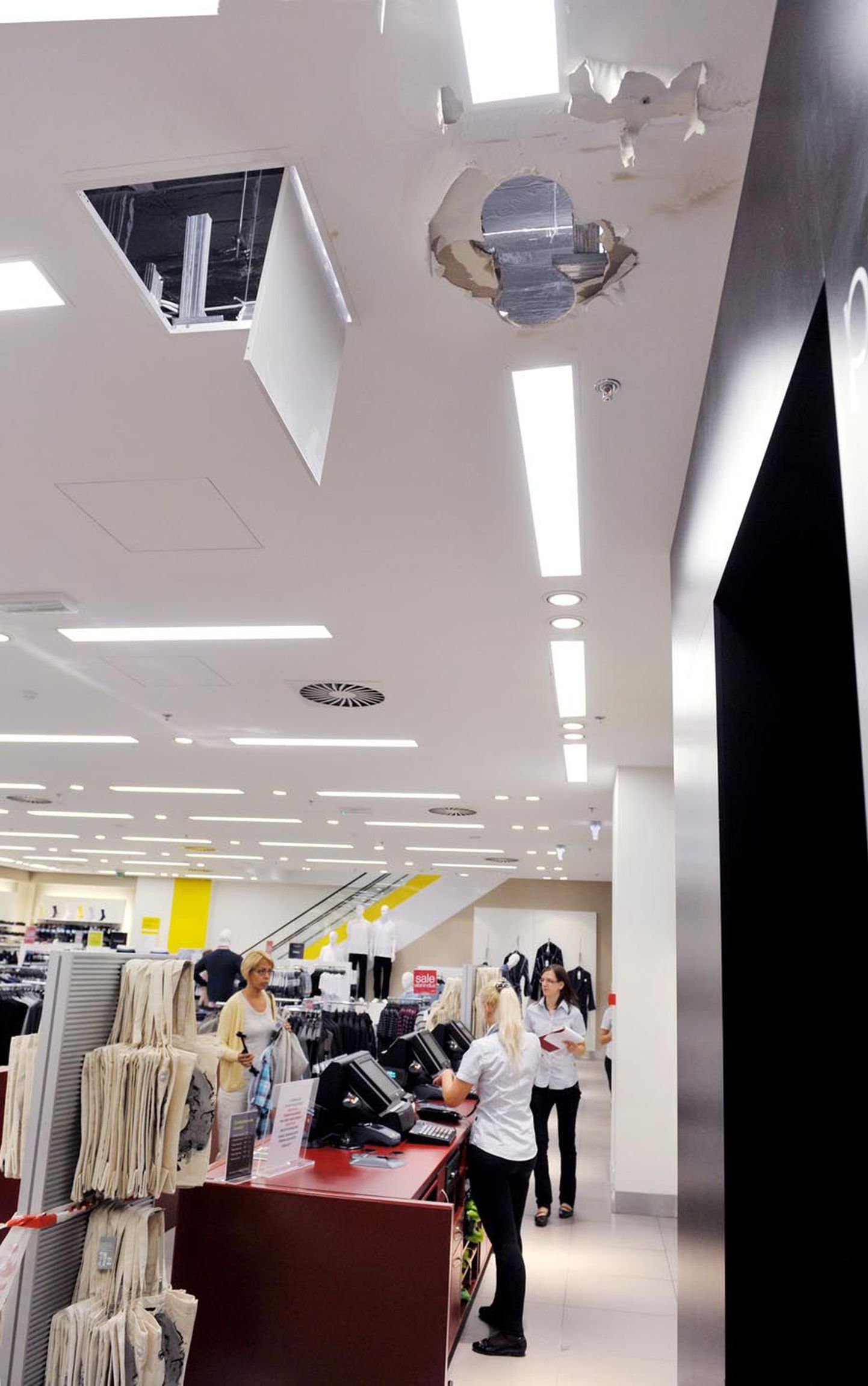 В магазине Marks&­Spen­­cer в торговом центре Kristiine с потолка упала лампа.