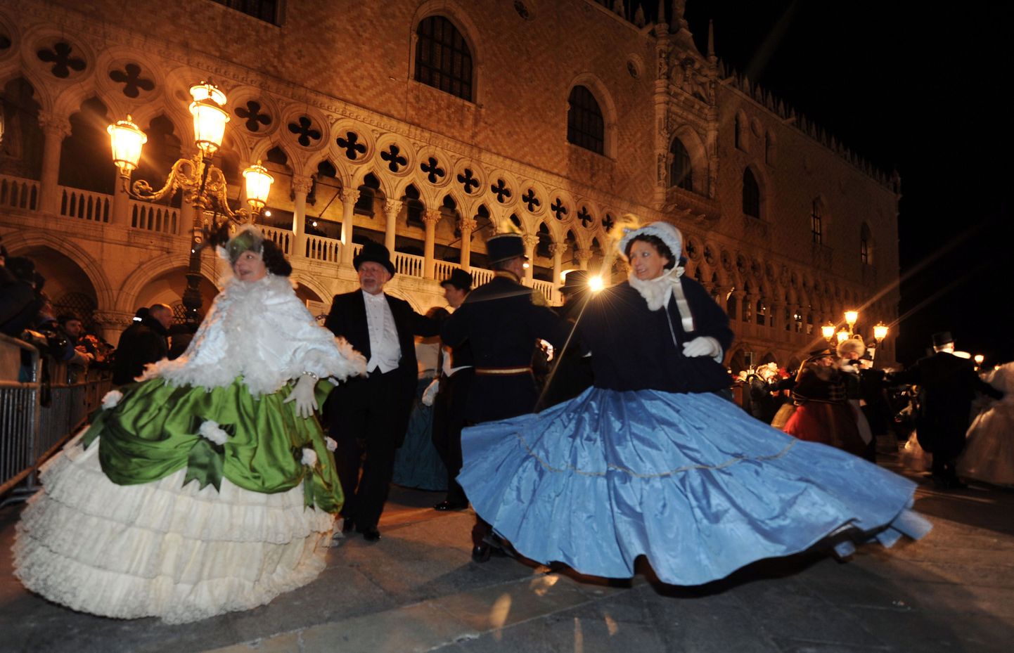 Laupäeval algas Veneetsias traditsiooniline karneval.