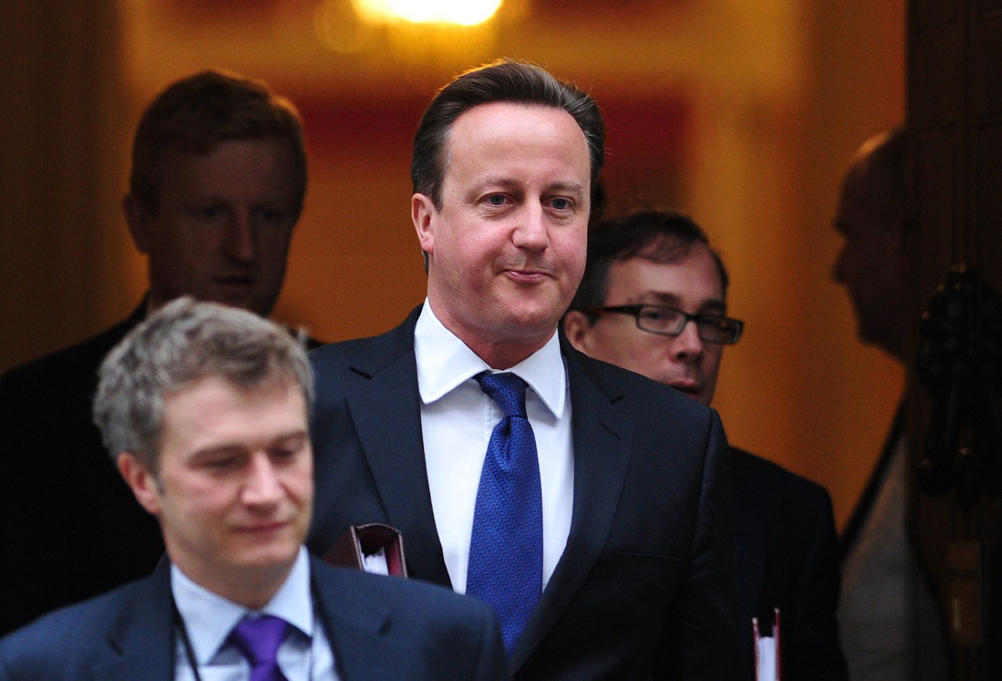 Suurbritannia peaminister David Cameron lahkub oma kontorist, et minna vastama parlamendiliikmete küsimustele.