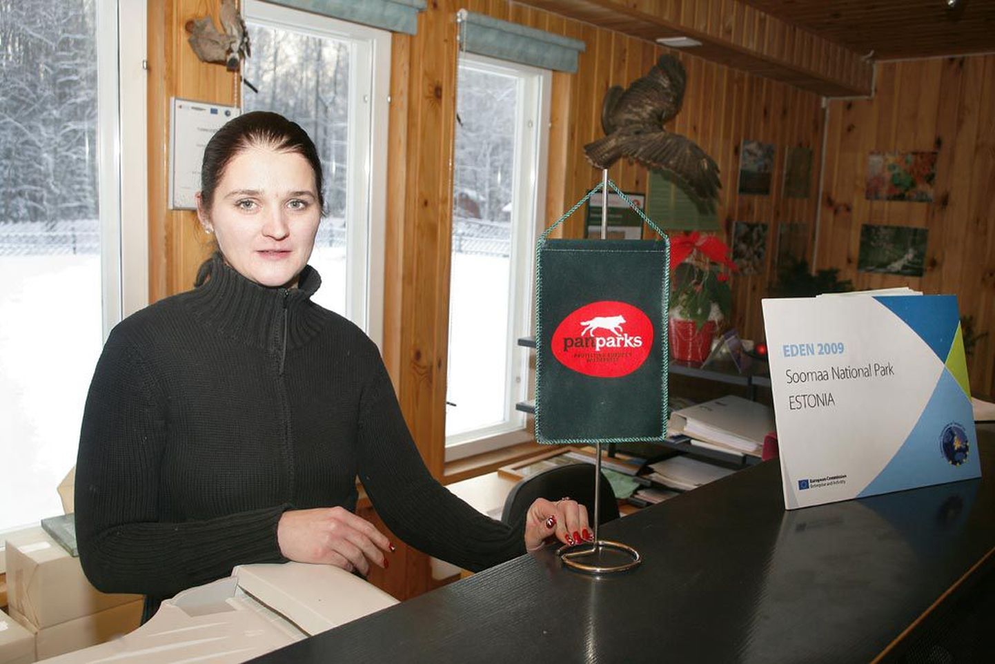 Soomaa rahvuspargi külastuskeskuses Kõrtsi-Tõramaal tervitab külastajaid teabespetsialist Meris Vaine.