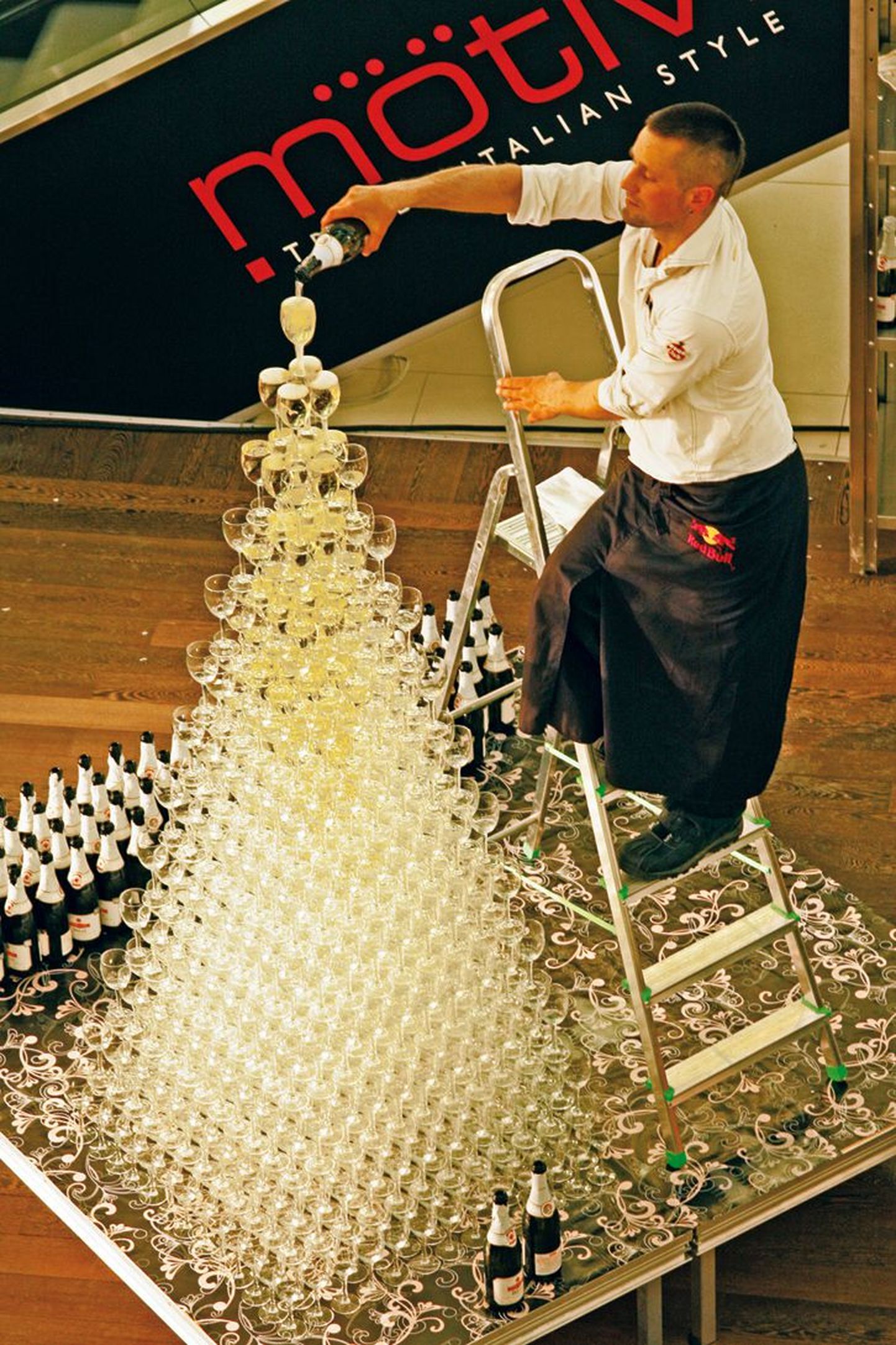 Новый рекорд Балтии – пирамида из 819 бокалов шампанского