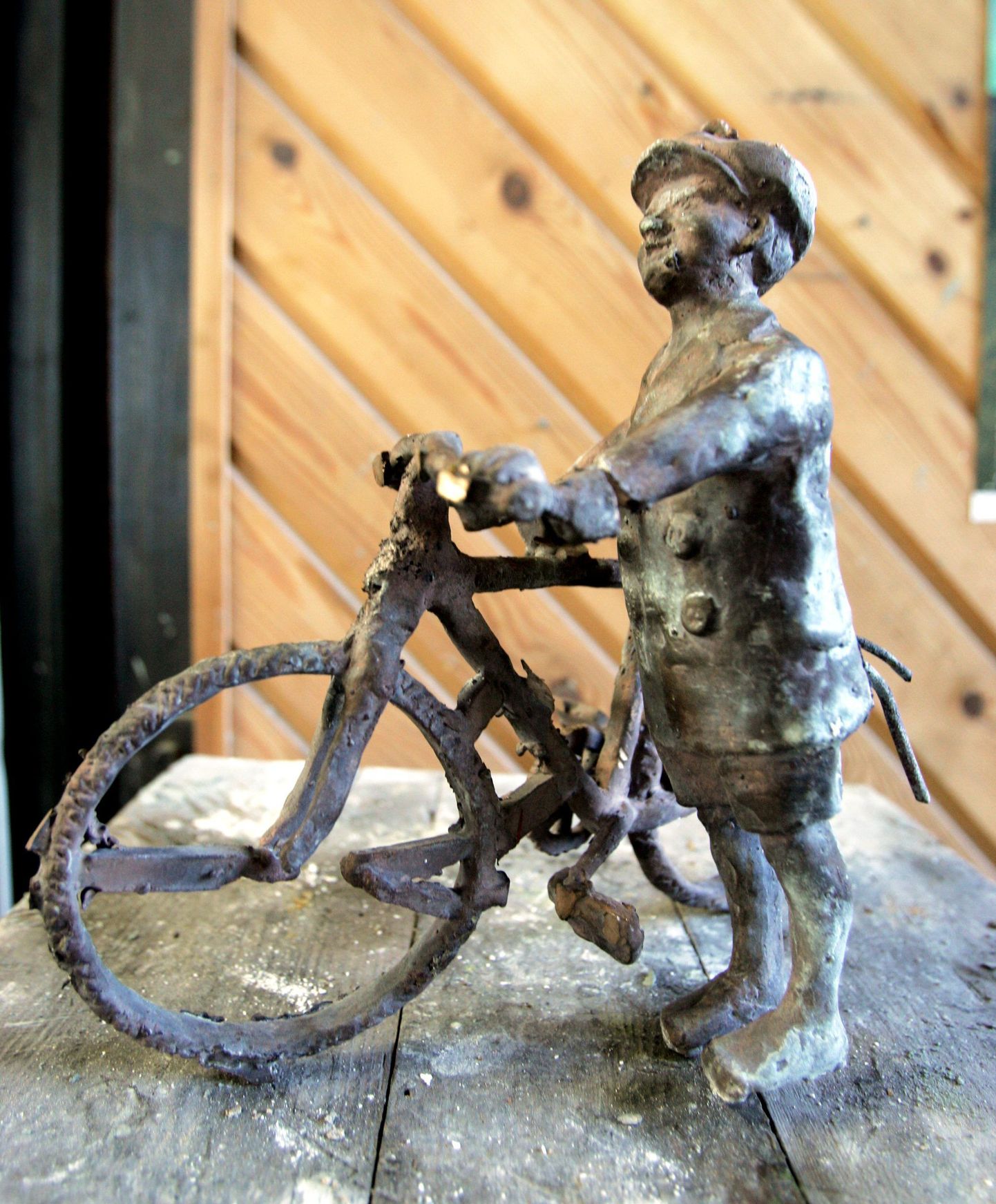 Aivar Simsoni loodud skulptuur "Noormees jalgrattal muusikat kuulamas".