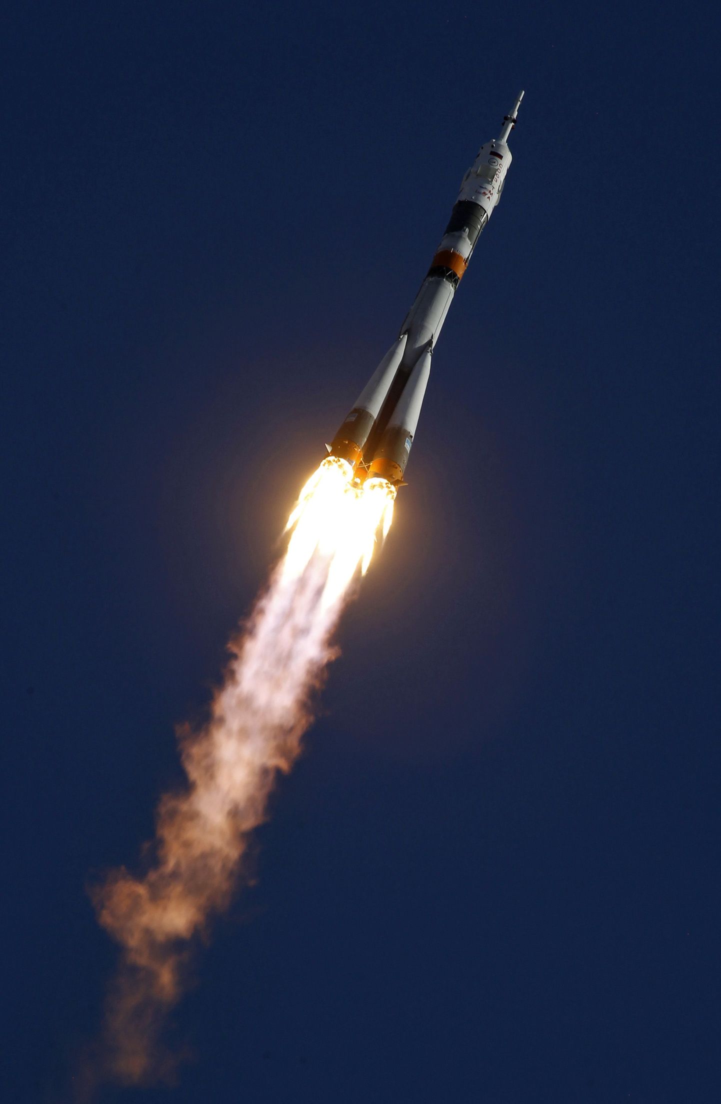 2 апреля с Байконура стартовал ракетоноситель "Союз" с американской астронавткой и российскими космонавтами на борту
