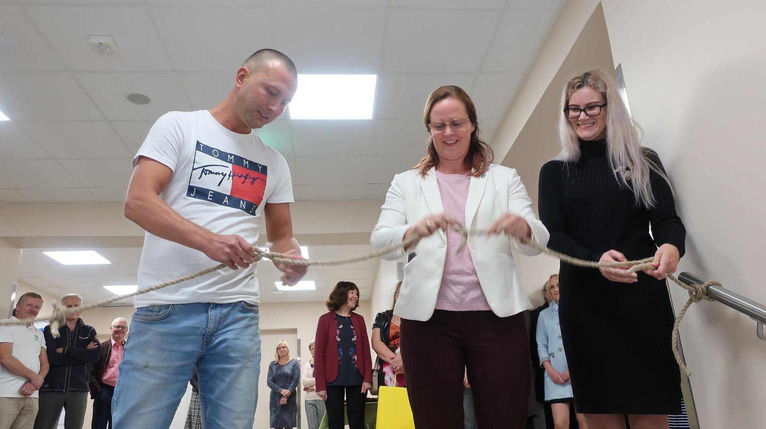 Koolitrepile tõmmatud köie sõlmisid lahti Skat-Keskus OÜ objektijuht Igor Mazurov, Kanepi vallavanem Piret Rammul ja Kanepi gümnaasiumi direktor Diana Leenurm.