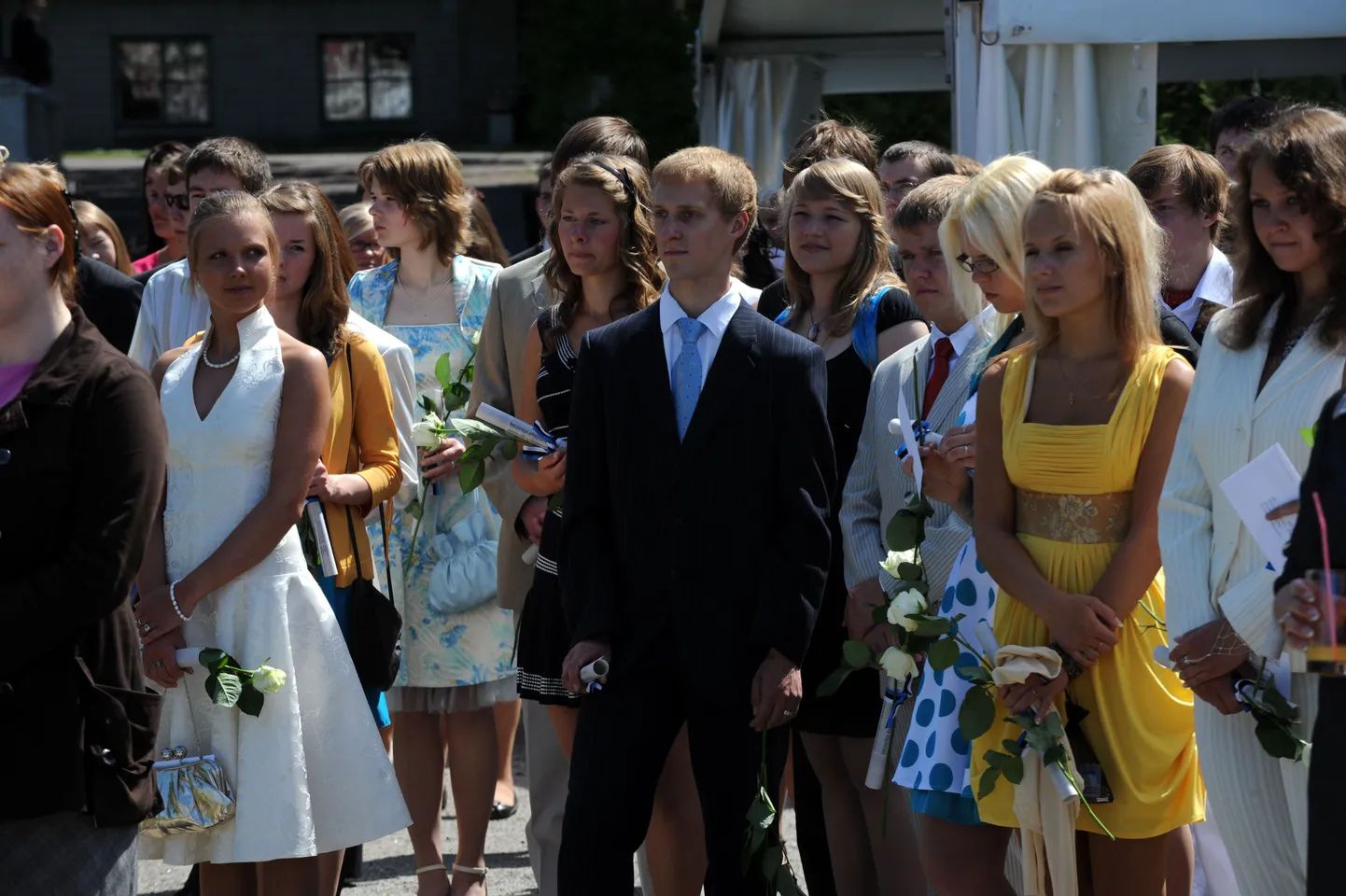Gümnaasiumi ja kõrgkoolide lõpetajad presidendi vastuvõtul.