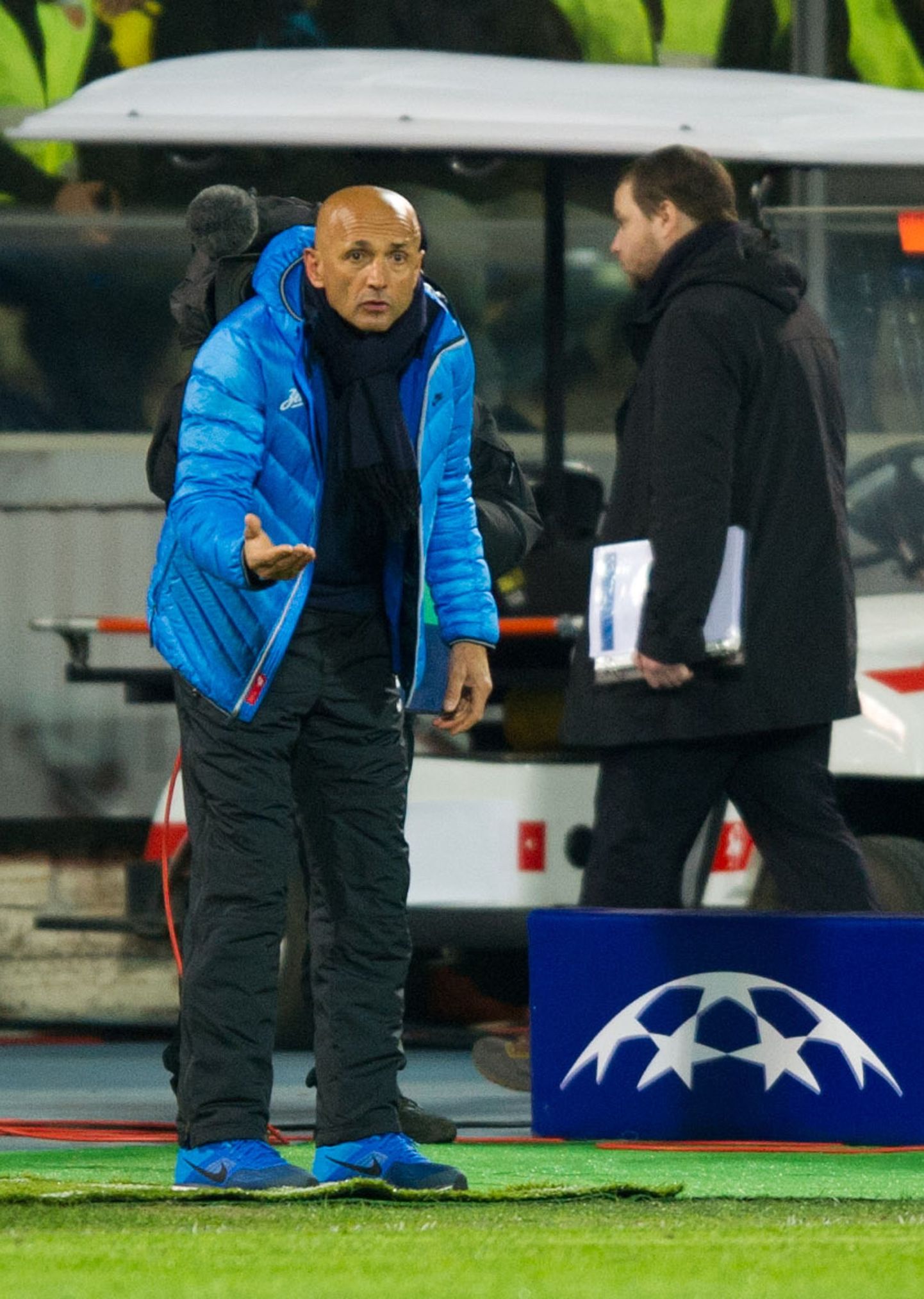 Главный тренер "Зенита" во время вчерашнего матча с "Боруссией" в одной восьмой финала Лиги чемпионов.