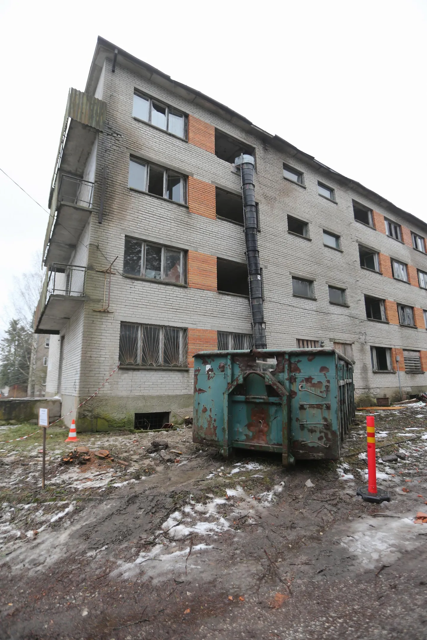 Veel paar nädalat vältavad endises Jõgeva MEKi ühiselamus koristustööd.