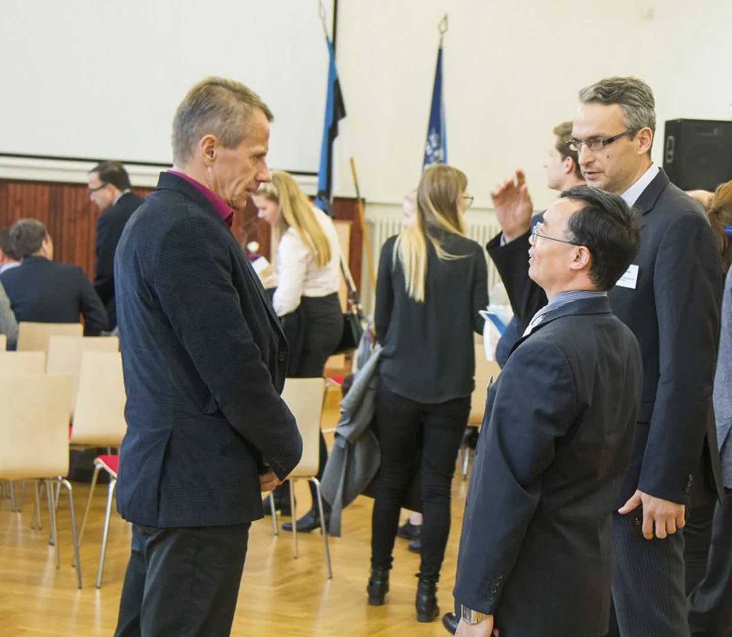 Minister Jürgen Ligi vastas Rakvere ametikoolis toimunud vastuvõtul Eestis resideerivate diplomaatide küsimustele.