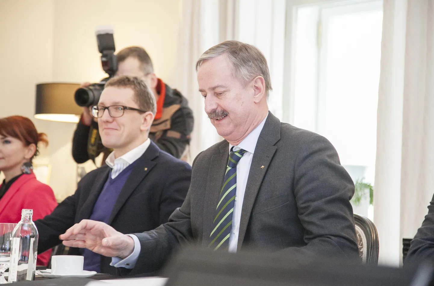 Kristen Michal ja Siim Kallas sotsidega peetavatel konsultatsioonidel.