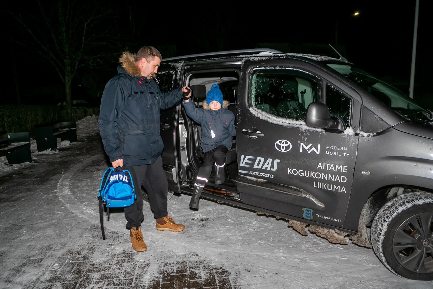 MUGAVALT TRENNI! Rasmus Vihman ja tema poeg William kasutavad nõudetransporti 
Kuressaares trennis käimiseks.