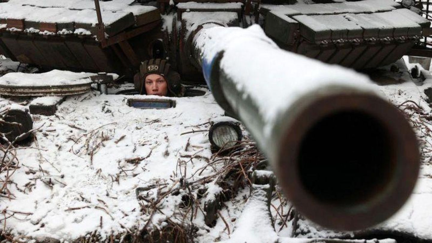 Украинский солдат в своем танке возле Бахмута.