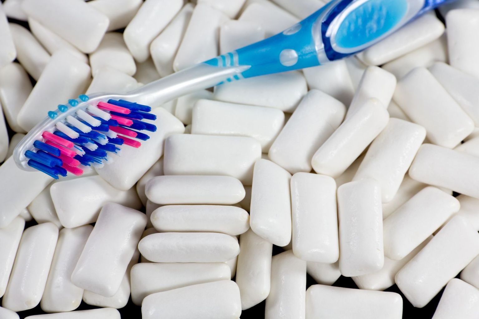 Ksülitooliga näts ei asenda hambapesu, kuid aitab hammaste lagunemist vältida.