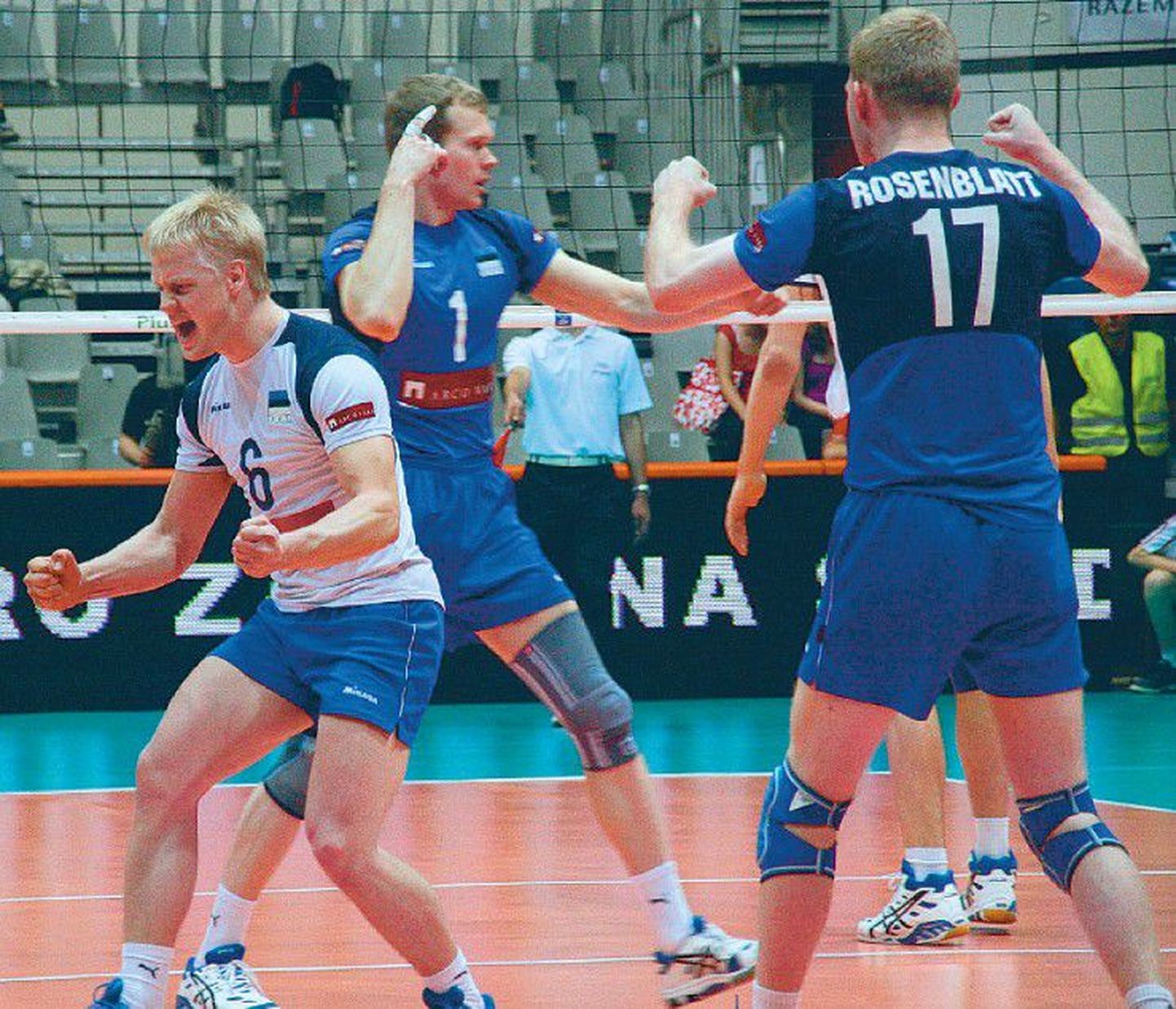 Eesti võrkpallikoondise mängijad Sten Esna, Raimo Pajusalu ja Martti Rosenblatt rõõmustavad järjekordse punkti üle.