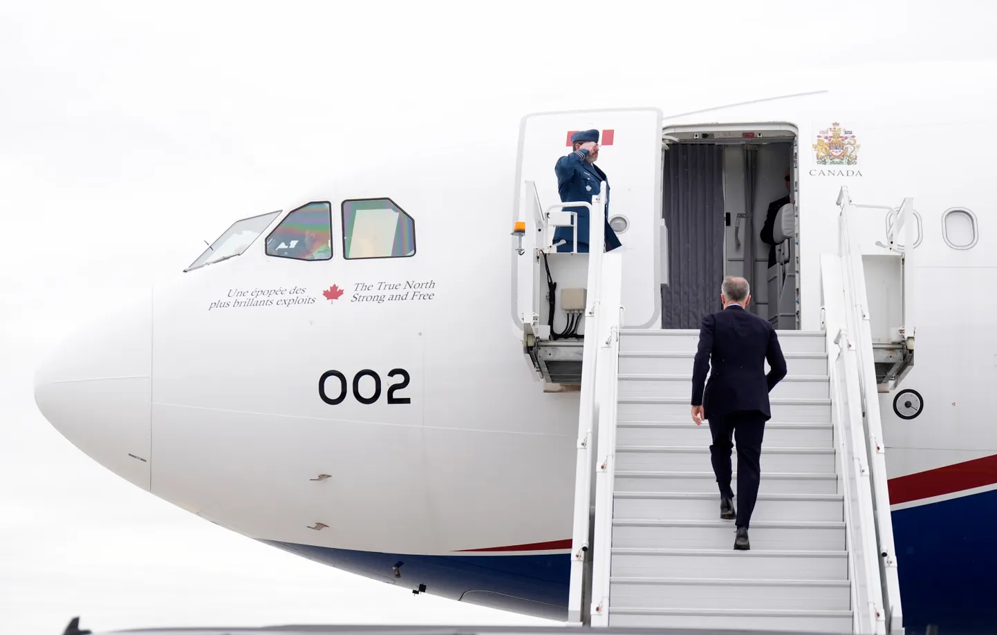 Ühendriikidesse suunduv Kanada peaminister Mark Carney Ottawas valitsuse lennukisse sisenemas.
