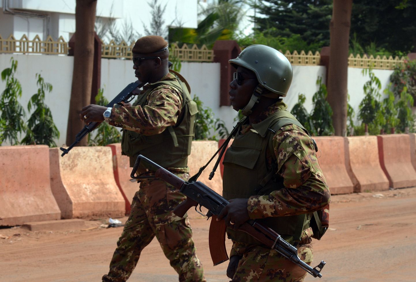 Mali sõdurid patrullimas.