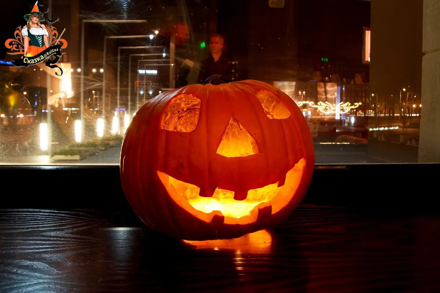 Светильник из тыквы - один из символов Halloween.