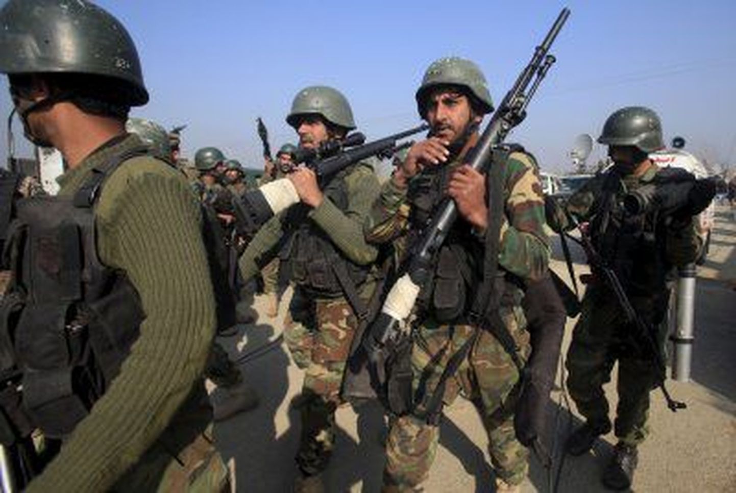 Pakistani sõdurid jätkavad hõimualadel operatsioone islamistide vastu.