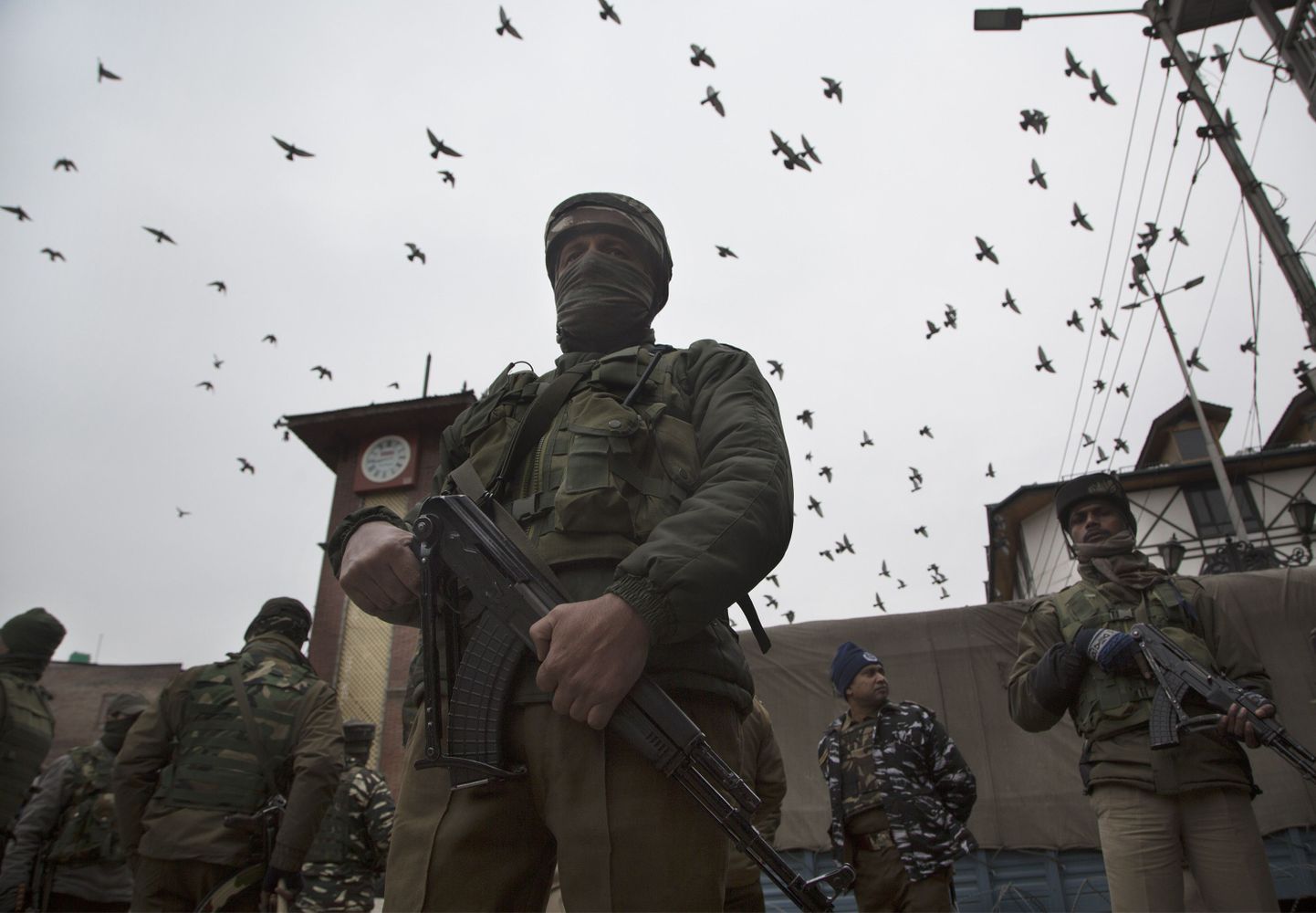 Kashmiris plahvatas lõhkekeha keskreservpolitseijõudude konvoi lähedal.
