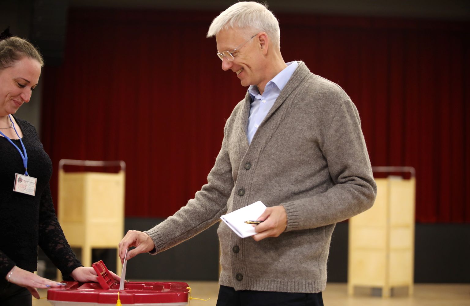 Ministru prezidents, partiju apvienības "Jaunā Vienotība" valdes priekšsēdētājs Krišjānis Kariņš nodod balsi 14. Saeimas vēlēšanās 771. vēlēšanu iecirknī Siguldas kultūras centrā "Siguldas Devons".