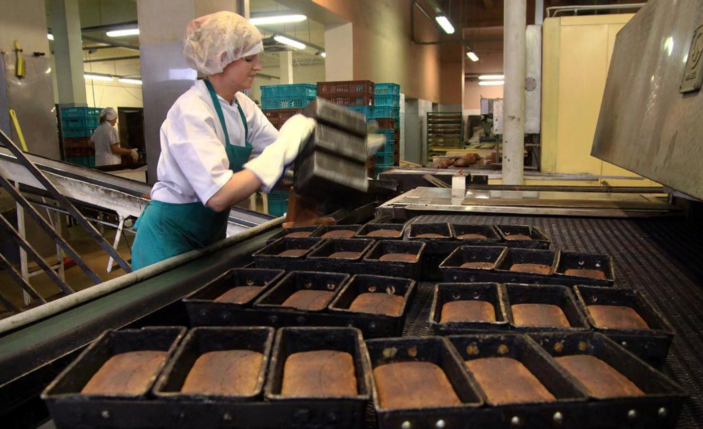 Eile vormis Jaana Sõsojev Pärnus värsket leiba, mida uuest aastast siinsetelt poelettidelt enam ei leia.