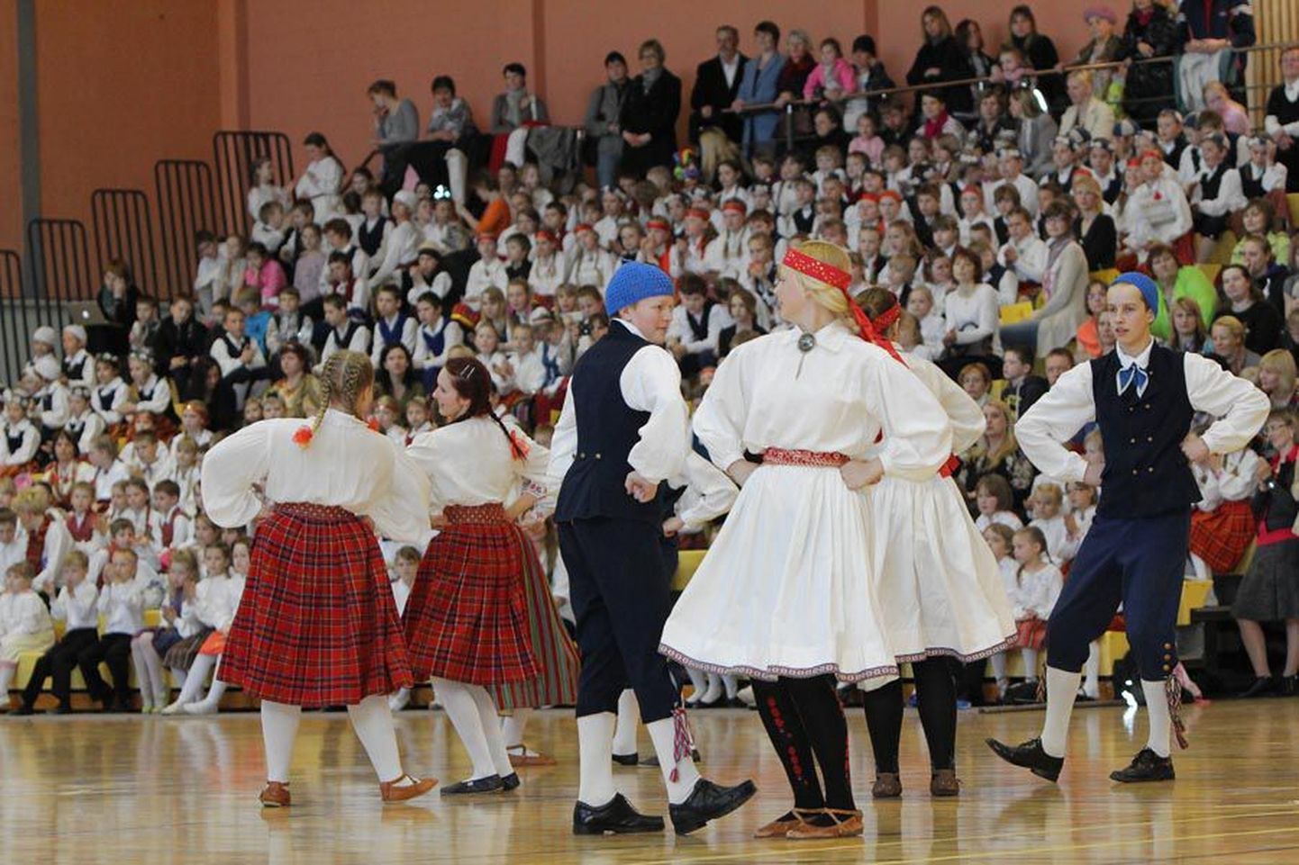 Viljandimaa I—VI klassi tantsulapsed pidasid eile Viljandi spordihoones maha oma selle kevade suurima tantsupeo.