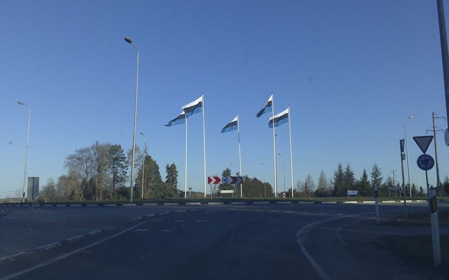 Tõrma ringteel olid tagurpidi kõik viis riigilippu.