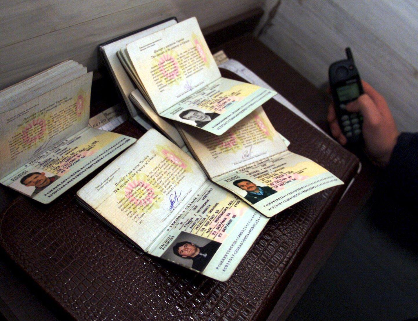 Piirivalvur kontrollimas Ukraina töötajate passe. Foto on illustratiivne. FOTO: Toomas Huik