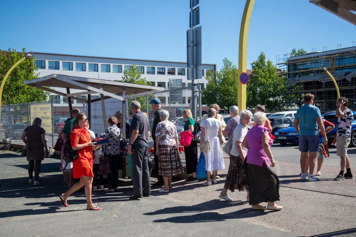 Teisipäeval veidi pärast kella 10 oli Viljandi turul hommikul alustanud kolmest maasikamüüjast kaupa pakkuda veel vaid ühel ja tema juurde kogunes pikk järjekord, sest maasikasoovijaid oli palju.