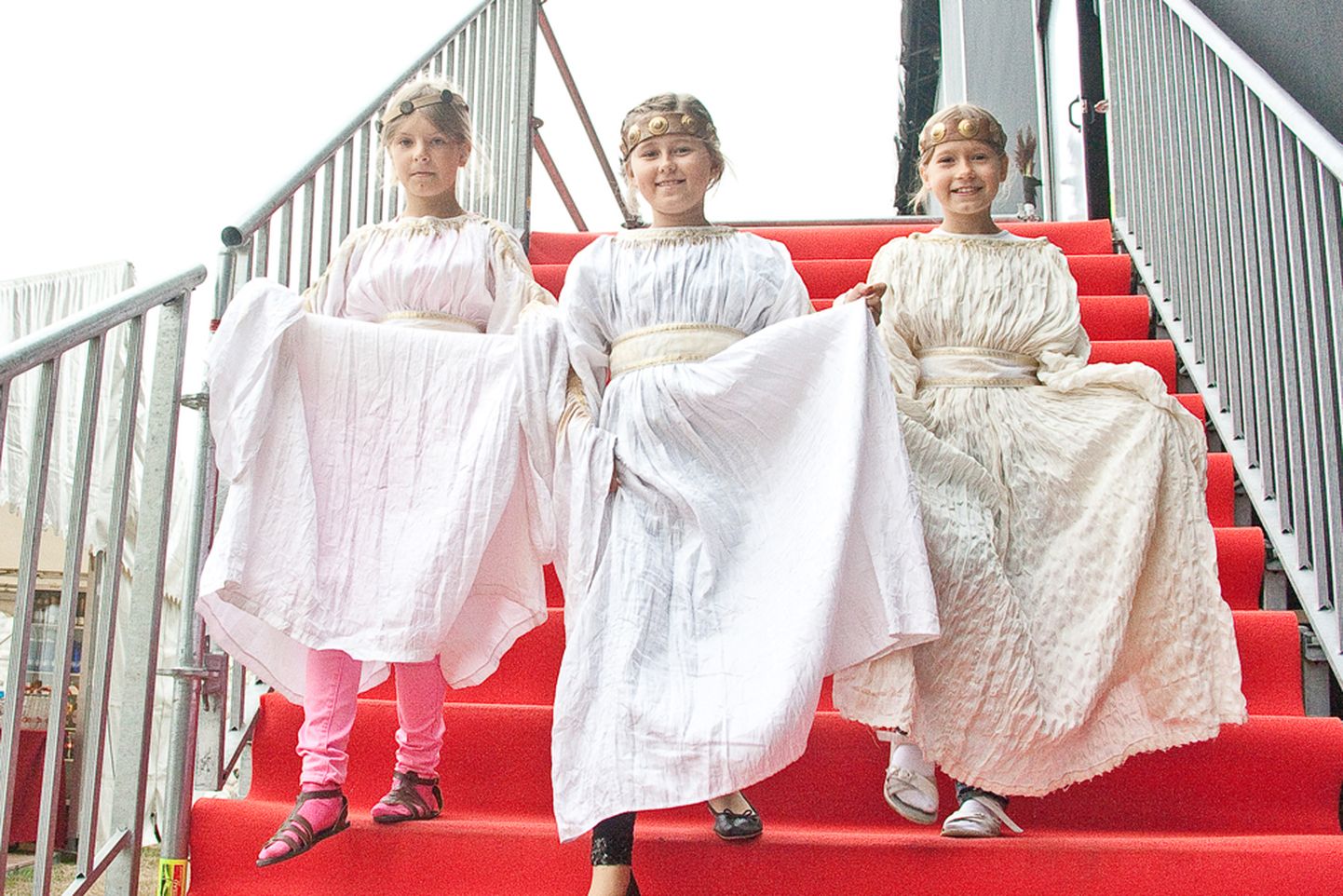 ÕNDSAS TEADMATUSES: Vasakult Kertlyn Kiil, Annabel Kallas ja Helena Paiste tulevad pärast kostüümiproovi trepist alla, et peagi algavas proovis teada saada, mida neil laval teha tuleb. Foto: Tõnu Veldre