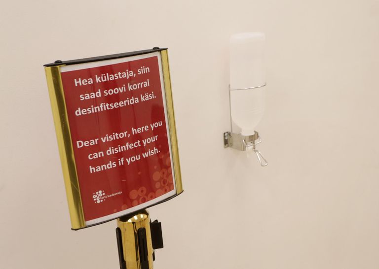 Tartu kaubamaja tualeti eesruumis olevat käte desinfitseerimise vahendit näisid kasutavat umbes pooled WCs käijad.