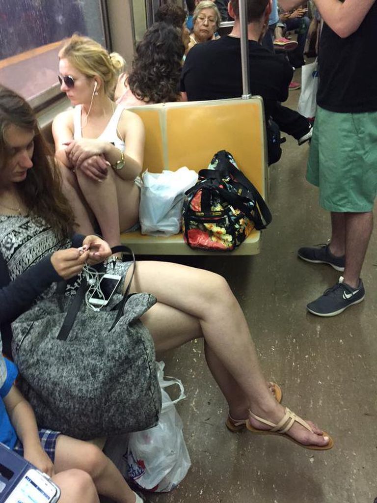 Naine laiutamas ühistranspordis, pannes kotid kõrvaistmele