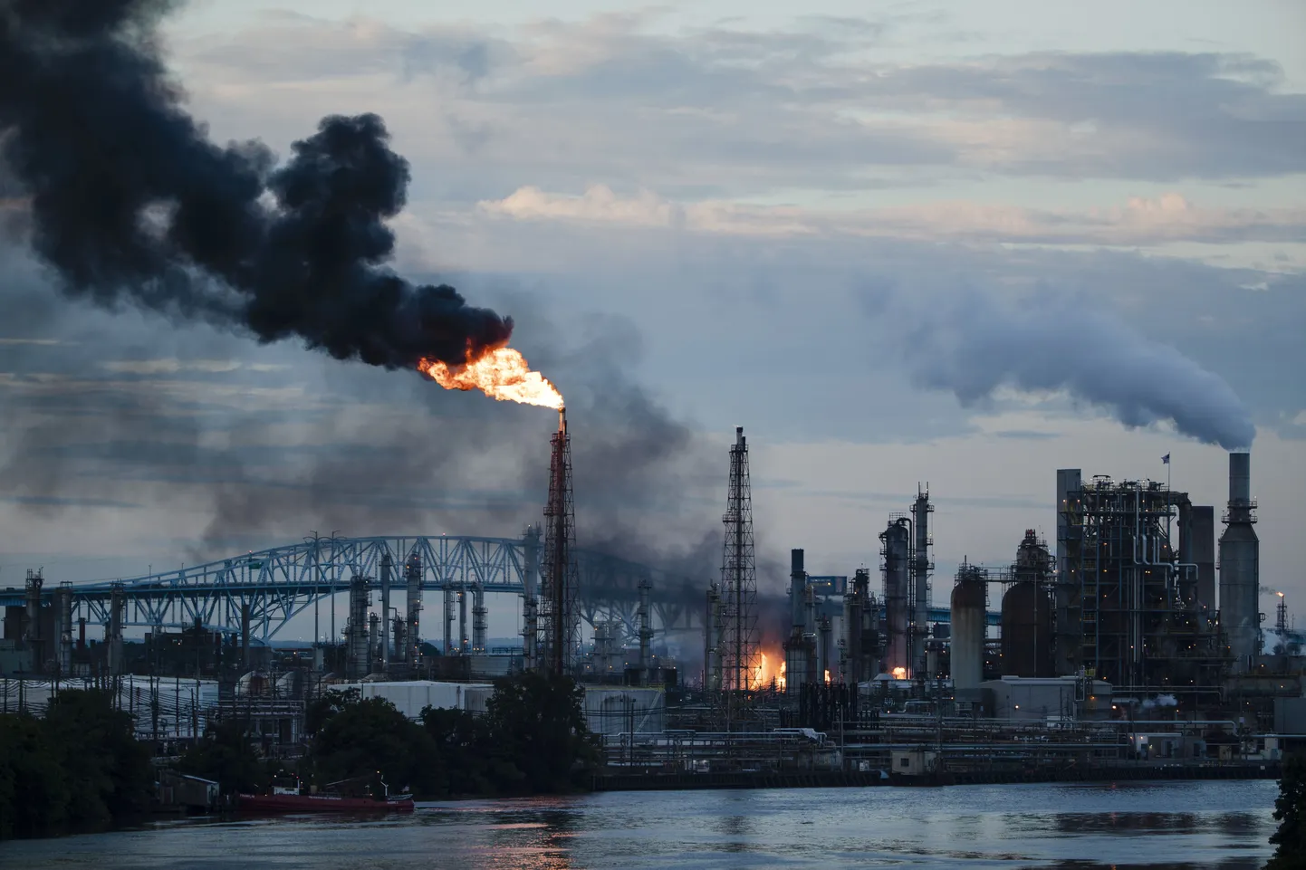 Philadelphia Energy Solution (PES) naftatöötlemisetehases puhkes suur tulekahju.