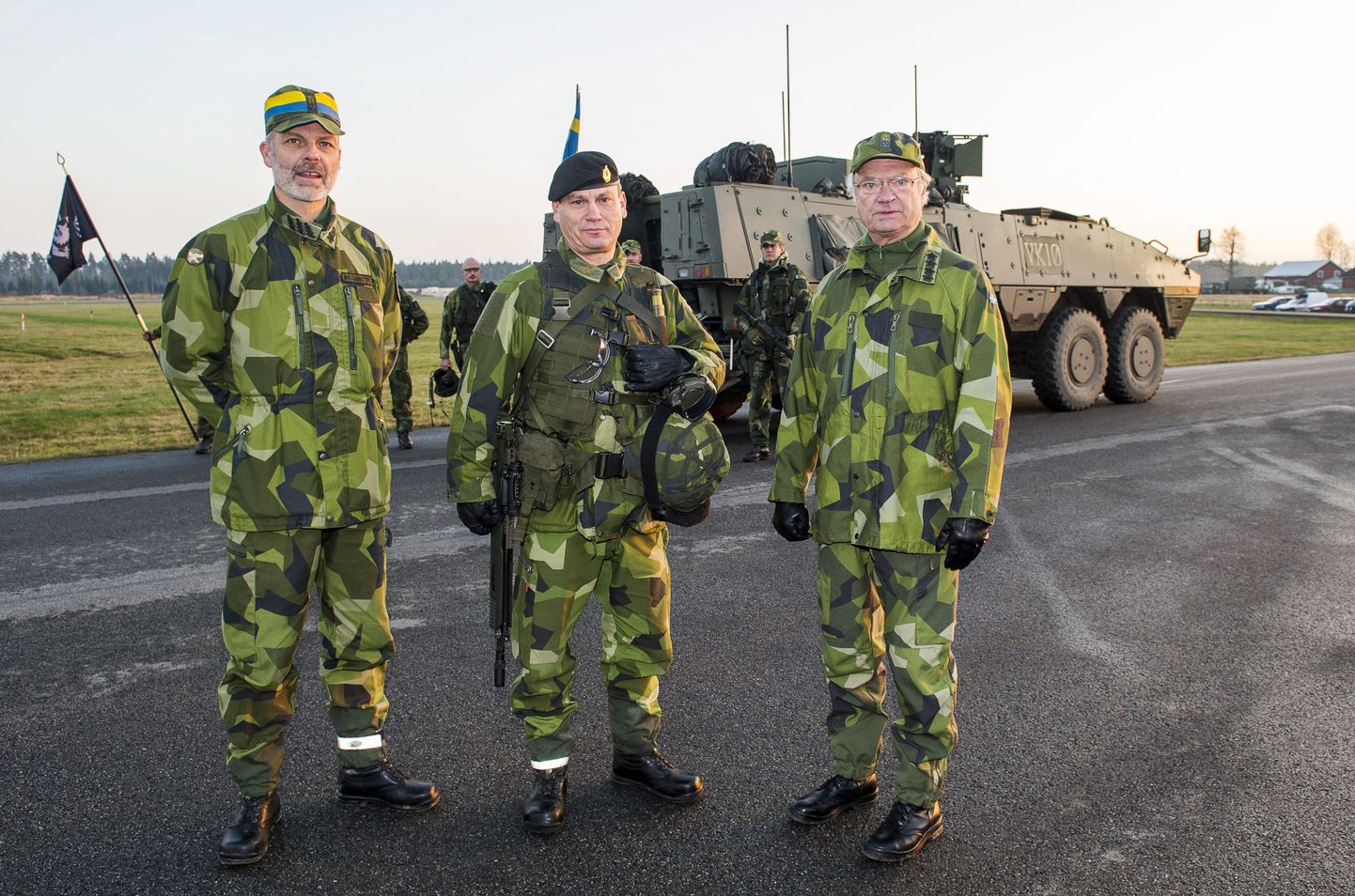Rootsi sõjaväelased ja kuningas Carl Gustaf (paremal).