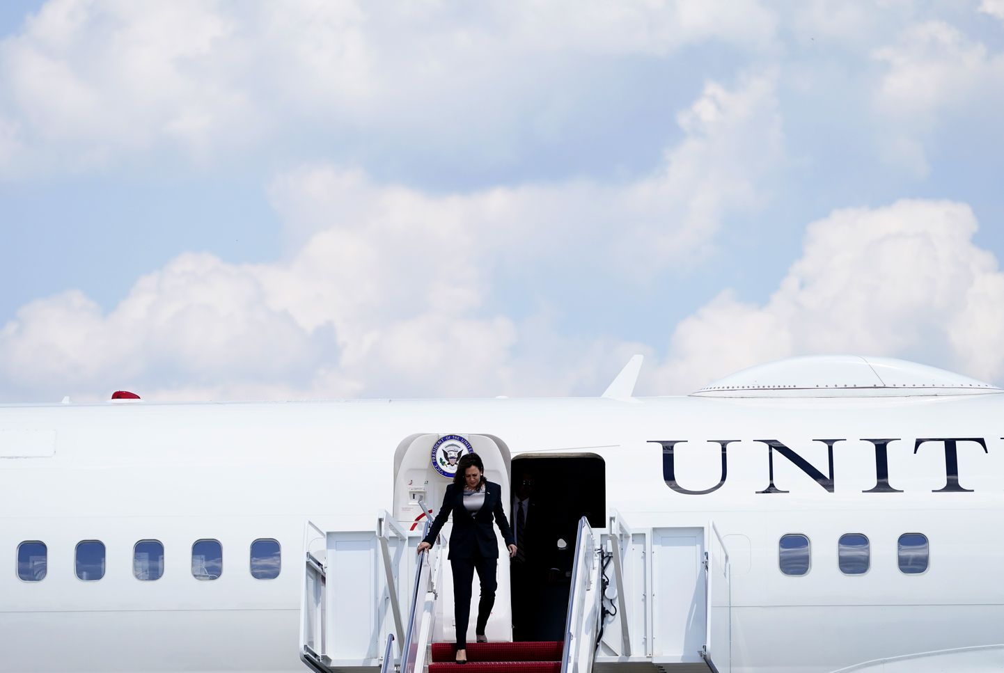 Aseresident Kamala Harris pärast tehnilisi probleeme lennuki Air Force Two pardalt lahkumas.