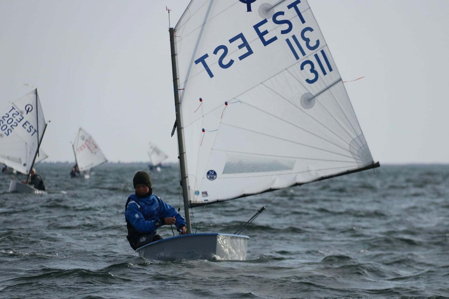 Pärnu jahtklubi purjespordikooli kasvandik Martin Rahnel seilas Saaremaal esimese auhinna vääriliselt.
