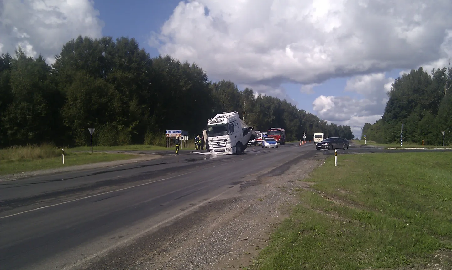 Viljandi linnast väljasõidul vajus külili raskeveok, mis takistas ühes sõidusuunas liiklust.